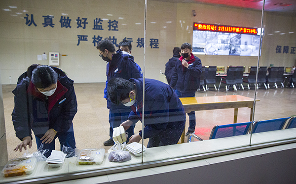 15 準(zhǔn)備就餐的職工，吃到可口的飯菜.jpg