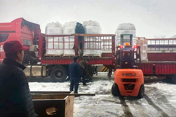 2月12日，物資采供部彬州分部在大雪中卸車，保障物資供應(副圖）.jpg