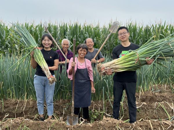 推廣宣傳五星大蔥，聯(lián)系渭化集團(tuán)捐贈大型設(shè)備，通過樹立典型，輻射帶動群眾增收致富。.jpg