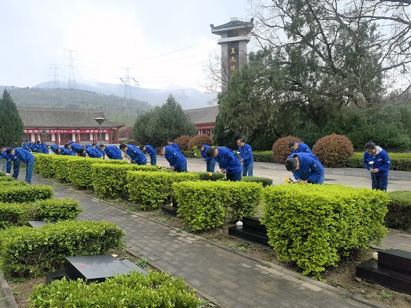 4月3日，全體黨員在烈士園碑區(qū)祭掃陵園、默哀深思.jpg