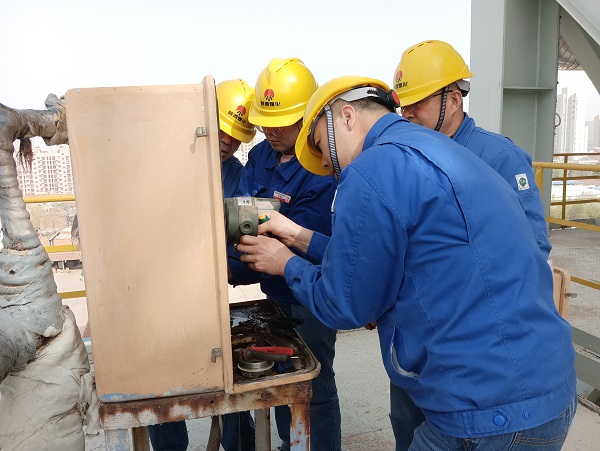 4月6日，空分尿素工段段長郭凱、技術(shù)員張桂芳等人在尿素框架五樓進(jìn)行電纜更換，變送器接線檢維修工作  計(jì)控電儀部 馮香妮 攝.jpg