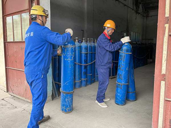 5月4日9：00，合成車(chē)間氣瓶站工作人員進(jìn)行作業(yè)   600.jpg