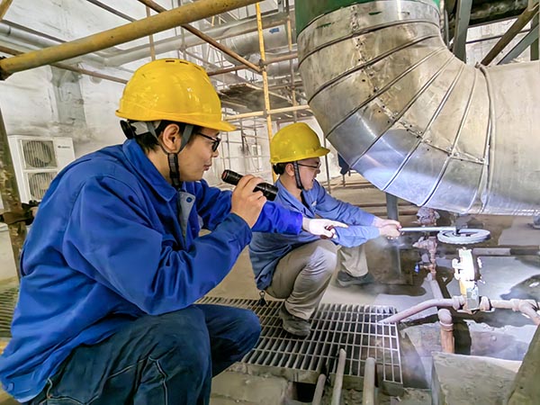 5月8日上午，動力車間三期泵房內，技術員畢加佳指導副司爐王天賜排放BW管線內積水.jpg