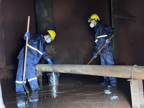 將熱水槽底部污水鏟倒廢桶中，用廢桶搬運(yùn)出去.jpg