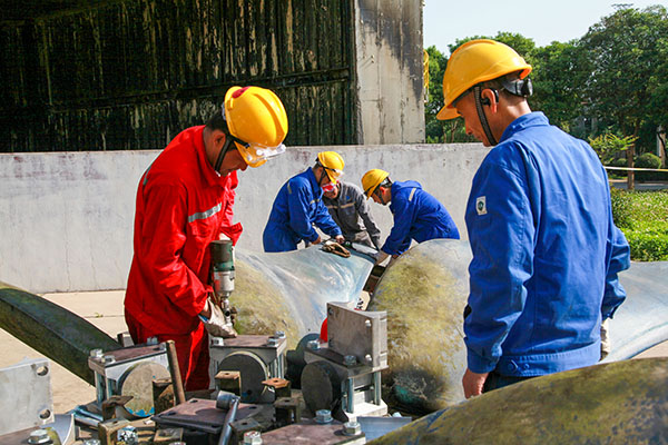 5月13日，李曉峰作業(yè)組檢修風(fēng)機(jī)葉片   600.jpg