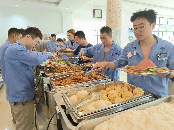 5月15日，檢修人在食堂用餐.jpg