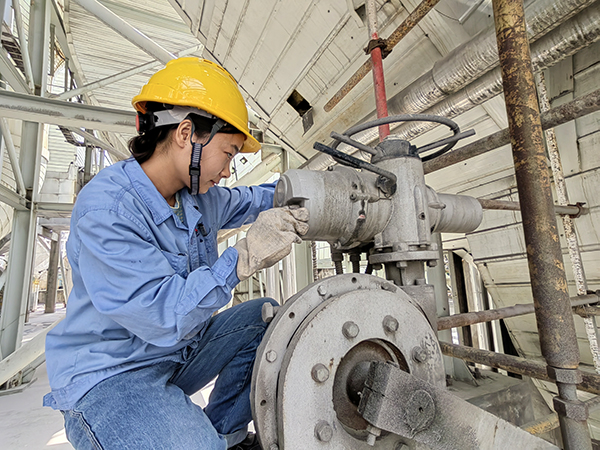 5月21日，動力車間三期脫硫引風(fēng)機(jī)，李蕾正在檢查擋板開關(guān)情況.jpg