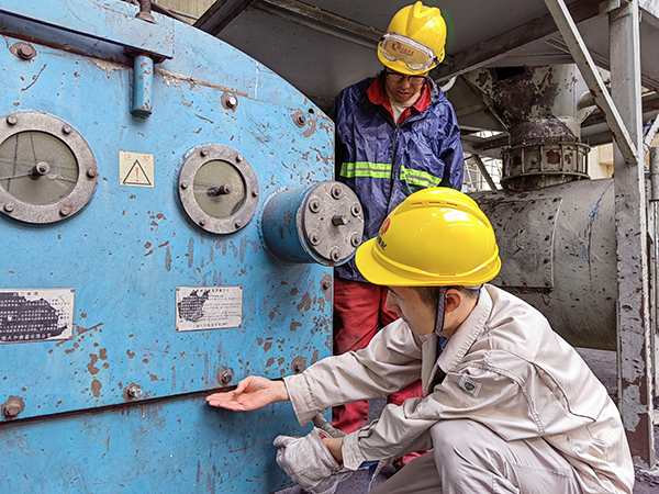 5月16日，動力車間三期給煤機，屈豪正在檢查給煤機的復位情況.jpg