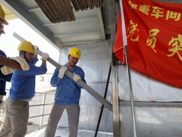 5月初，尿素車間技術(shù)員殷聯(lián)剛清理粒子冷卻器.jpg