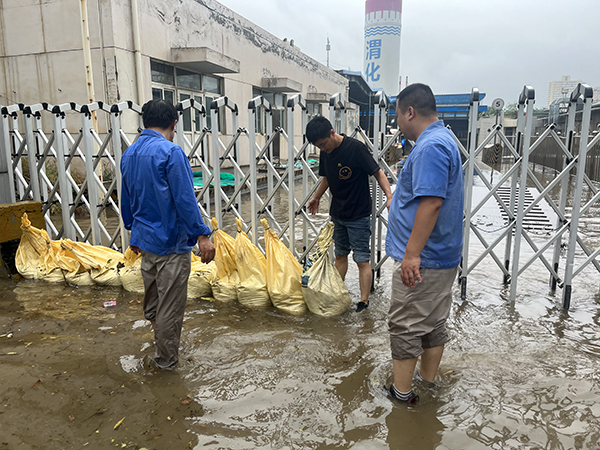 2023年7月28日運(yùn)銷市場部員工正在對化肥門進(jìn)行沙袋圍擋   600.jpg