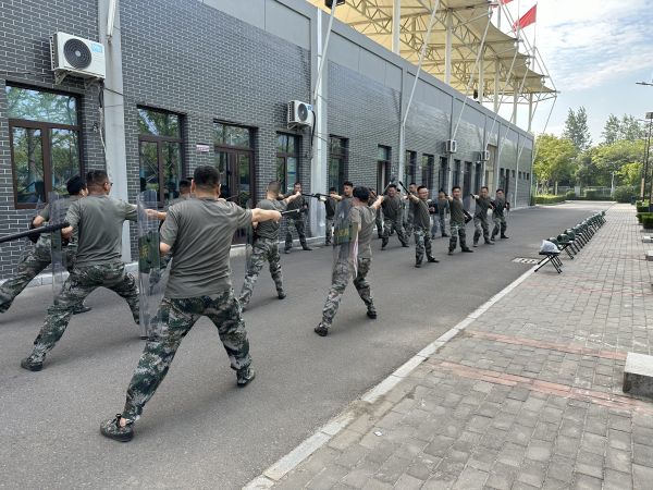 渭化集團(tuán)民兵集訓(xùn)警棍盾牌會操.jpg