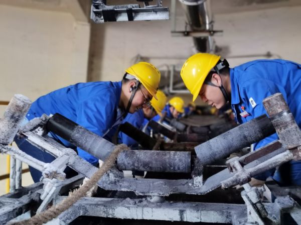 10月17日，尿素車(chē)間與修造部人員共同更換皮帶3.jpg