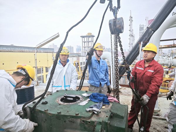 10月17日，檢修人員在煤漿槽上方吊裝減速機(jī).jpg