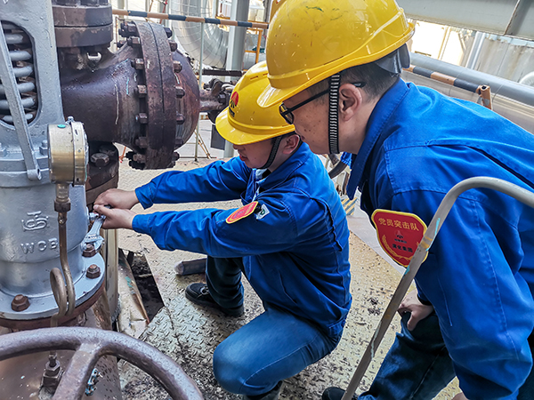 10月20日上午，徐濤和張跟潮在3號爐定排罐處檢查安全閥安裝質(zhì)量.jpg