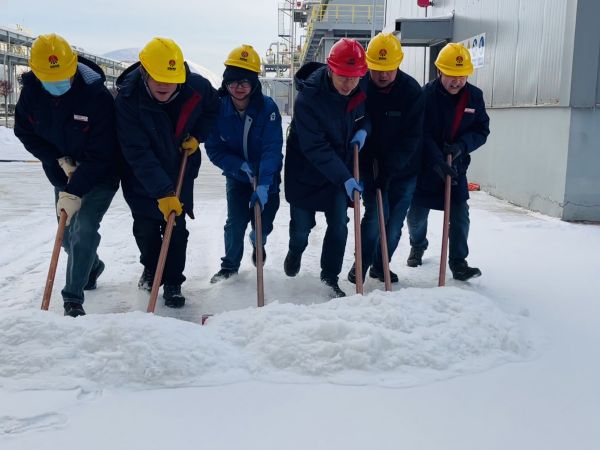 楊磊帶領(lǐng)管理組掃雪.jpg