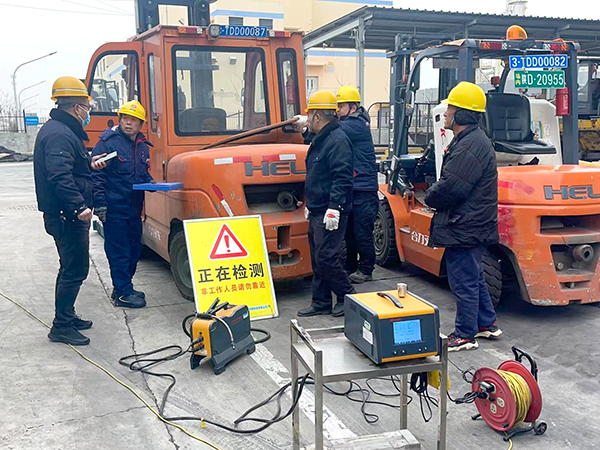 2月19日，運(yùn)銷分部，曹侃、伍思盈等人員，在北物流門現(xiàn)場檢測。運(yùn)銷分部 曹侃攝（2）.jpg