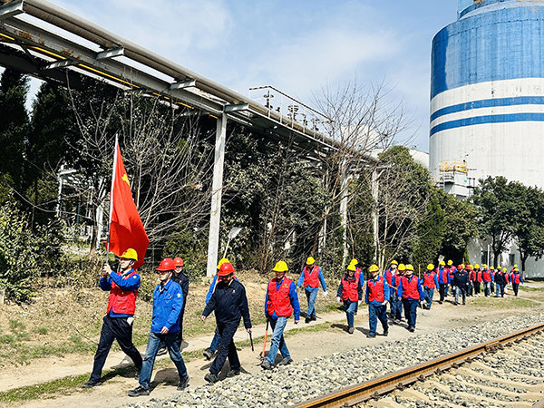 3月20日下午，物料車間黨支部開展了“清除雜草保安全 志愿服務(wù)顯擔(dān)當(dāng)”主題活動，   600.jpg