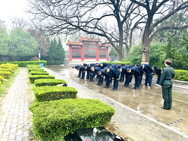 4月2日下午，渭化集團(tuán)組織黨員代表、團(tuán)員青年代表走進(jìn)渭南市臨渭區(qū)王尚德烈士陵園，開展清明節(jié)祭掃活動(dòng)。烈士紀(jì)念碑前默哀鞠躬.JPG