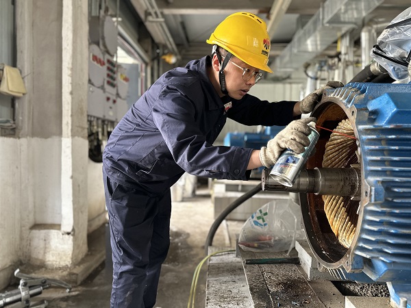 5月7日，檢修人員趙佳偉處理電機內(nèi)銹跡.jpg