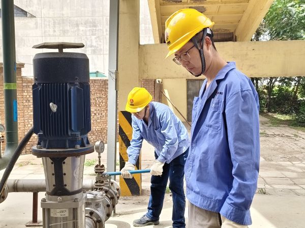 5月11日，尿素車間設(shè)備技術(shù)員馬強檢查冷卻水泵運行情況 (1).jpg