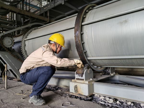 2024年5月20日，動(dòng)力車間4號(hào)鍋爐冷渣器更換后運(yùn)行人員正在對(duì)冷渣器做潤(rùn)滑.jpg