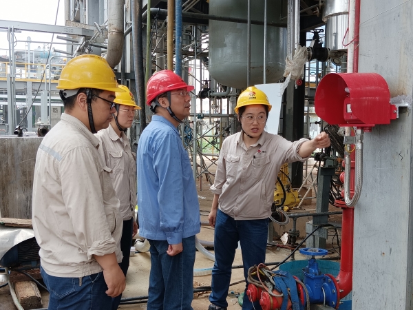 7月17日，計控電儀部副部長劉勇組織電氣儀表相關人員在醋酸甲酯中試項目現(xiàn)場進行素質(zhì)提升工作實踐交流（2）.jpg