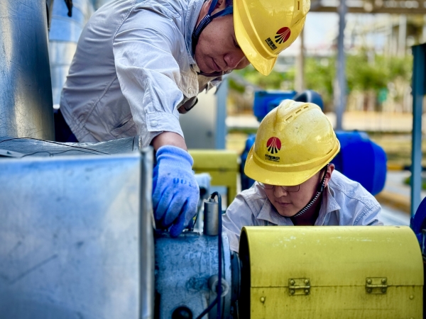 2024年9月，乙二醇車間職工在認(rèn)真檢查機(jī)泵運(yùn)行情況.jpg