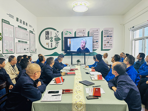 10月21日下午，物料車間黨支部開展了以“敲響廉潔警鐘、繃緊安全之弦、筑牢廉潔安全‘雙防線’”為主題的警示教育活動，--圖為觀看廉潔警示教育專題片.jpg